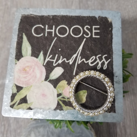 Vintage Crown Trifari Faux Pearl Brooch - Picture 6 of 7